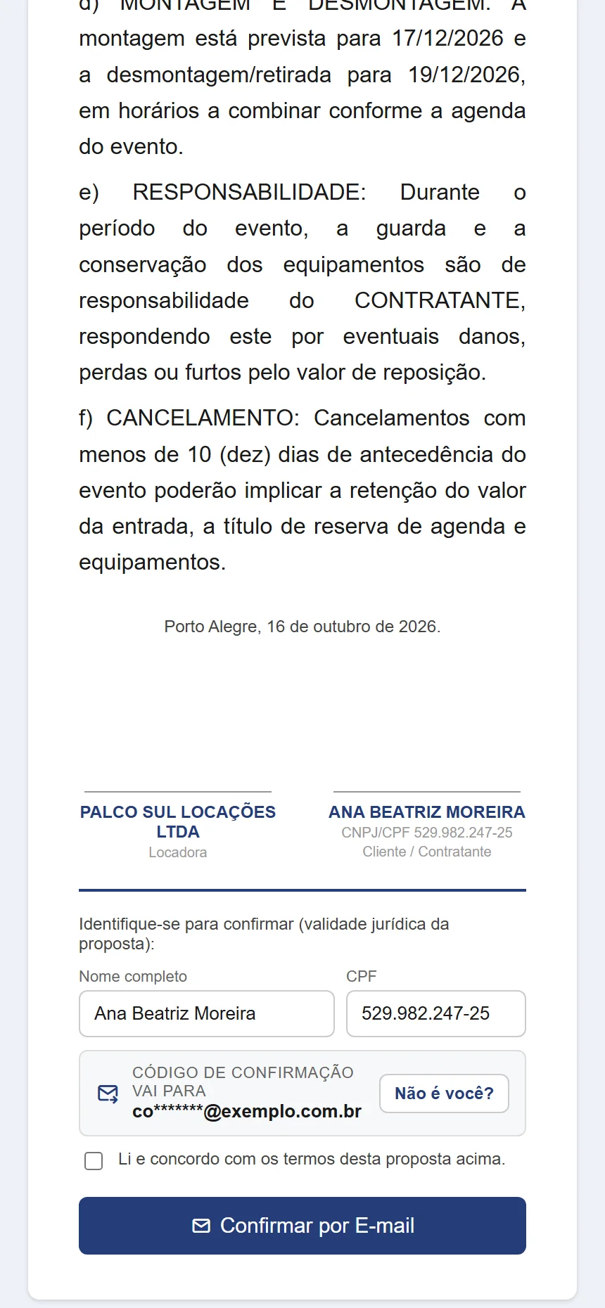 Página de aceite da proposta aberta no celular do cliente: as condições da locação, as assinaturas da locadora e do cliente, os campos de nome completo e CPF, o e-mail para onde vai o código de confirmação e o botão Confirmar por e-mail.